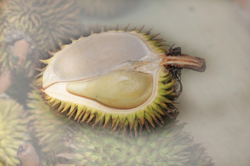 Durian, halb mit Fruchtfleisch 8986-4