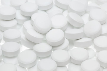 重なり合う多数の白い錠剤
