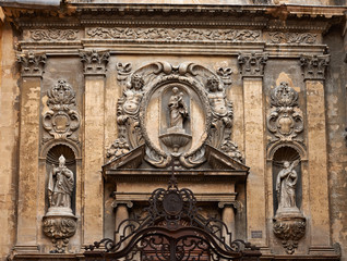 Fototapeta na wymiar Bogatych dekoracji na fasadzie katedry