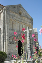 Eglise et ses roses tr&eacute;mi&egrave;res