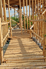 passerelle bambou maison sur pilotis Cambodge