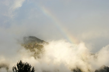 Montagne surplombée par un arc en ciel autour de Cilaos