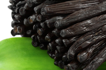 gousses sur feuille de vanille Bourbon