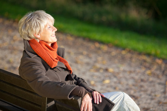 seniorin sonnt sich im herbst