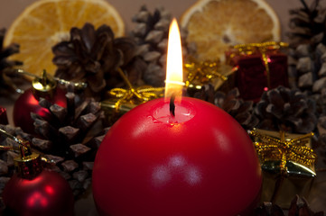 Vorweihnachtszeit, Kerze mit Deko