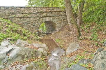 pont ancien et petite riviere