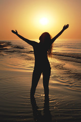 Fototapeta premium Silhouette of a woman at the sunset