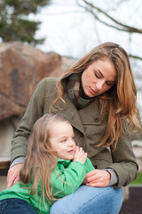Obraz premium Mother and daughter resting on a bench