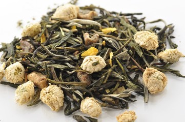 green loose tea with flowers