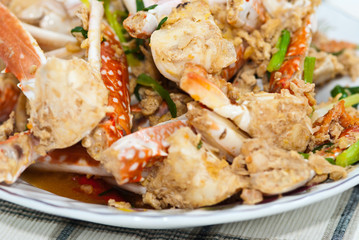 Stir fry garlic and crab