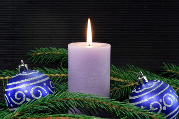 kerze mit weihnachtskugeln