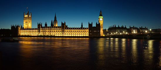 Fototapeta na wymiar Panoramiczny obraz z izb parlamentu.