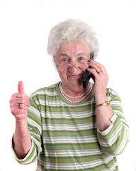 Seniorin mit Handy und Daumen hoch.