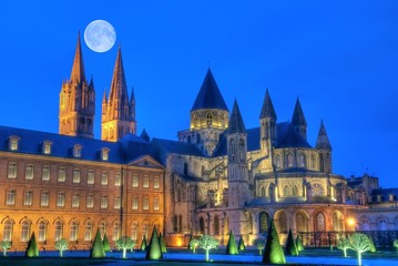 Fototapeta na wymiar Full moon nad Abbaye aux Hommes
