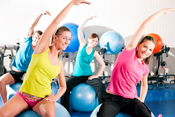 Gymnsastik auf Fitnessball