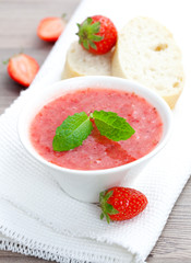 frische Erdbeermarmelade in Schale