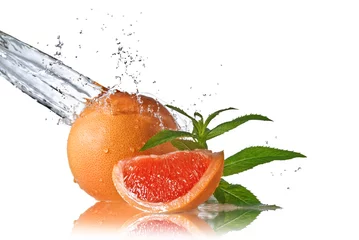  Waterplons op grapefruit met munt die op wit wordt geïsoleerd © artjazz