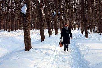 Naklejka premium a man with a basket