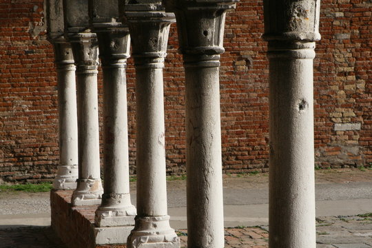 Colonne nel chiostro a Murano