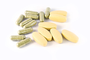 Obraz na płótnie Canvas herbal medicine capsules and vitamin c tablets isolated on white