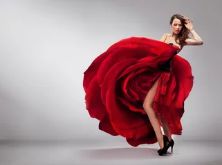 Fotobehang Mooie jonge dame die een rode roze jurk draagt © konradbak