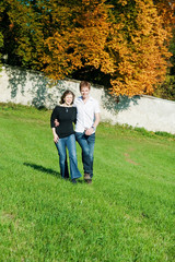 Pärchen auf Wiese, herbstliche Stimmung