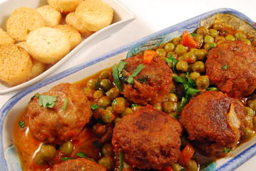 Polpette, piselli e crostini