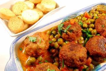 Polpette al sugo con piselli e crostini bis