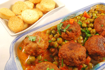 Polpette al sugo con piselli e crostini