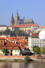 Obraz premium View on the autumn Prague gothic Castle above River Vltava