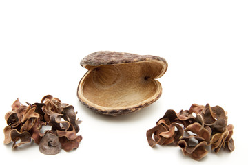 Nußschale mit Potpourri