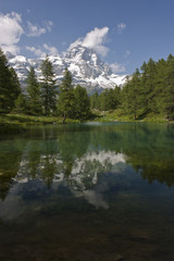Fototapeta na wymiar Alpine jezioro z szczyt Matterhorn