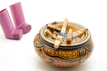Aschenbecher und Inhaler