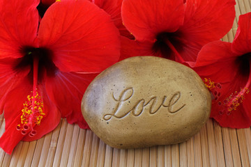 Stein mit der Inschrift Love © Racamani