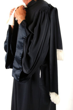 Justice - Avocat boutonnant sa robe