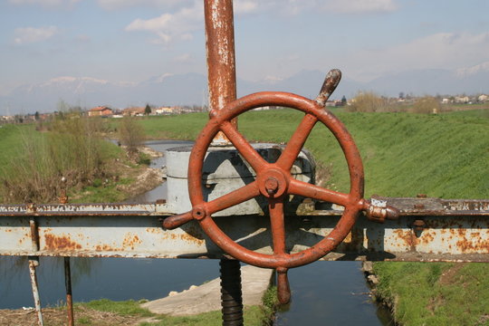 Chiusura paratoia sul fiume localit&agrave; Liveon