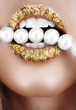 Gold leaf mouth with pearls