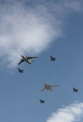 Fototapeta na wymiar Wojskowy samolot na paradzie