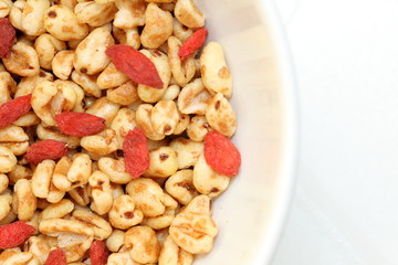Trigo inflado y bayas de goji