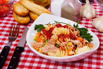 Pasta with tuna and vegetables