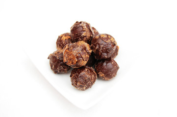 Praline dunkler Schokolade und Pflaumen