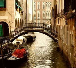 Tableaux ronds sur plexiglas Anti-reflet Canal Balade traditionnelle en gandole à Venise