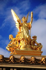 sur le fronton de l'opéra