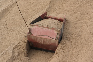 Massiver Bagger beim Schutt aufladen