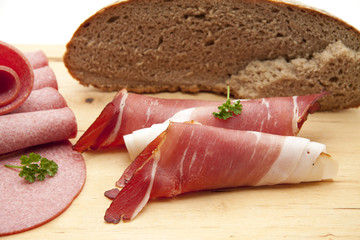 Roher Schinken mit Brot
