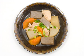 鶏と根菜の煮物・丸皿盛り