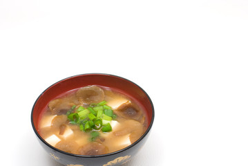 傘の開いたなめこと豆腐の味噌汁