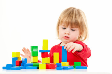 Mädchen spielt mit Bauklötzen