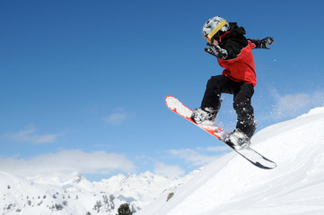 Junger Snowboarder im Funpark