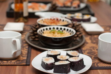 Japanisches Essen mit verschiedenen Sushi und Salaten